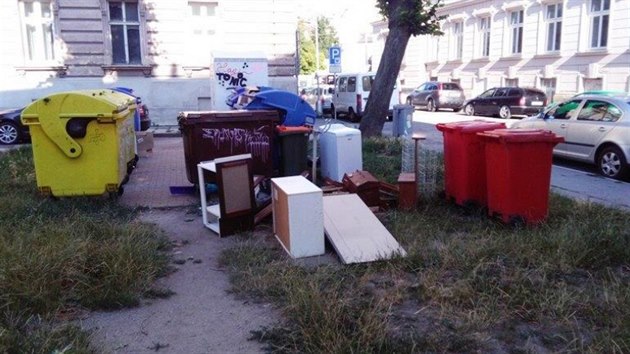 Situace v Olomouci se zhoršila, některé lokality, kde jsou kontejnery, připomínají veřejné skládky odpadů.