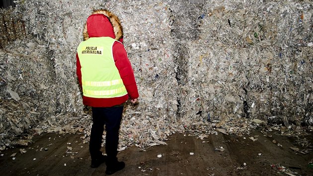 Policisté ve skladu v polském Bogaczewu objevili více než 200 tun nelegálního odpadu z Británie. (5. února 2020)