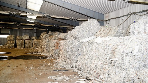 Policisté ve skladu v polském Bogaczewu objevili více než 200 tun nelegálního odpadu z Británie. (5. února 2020)