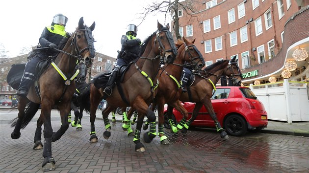 Policisté proti demonstrantům v Amsterdamu nasadili vodní děla i psy. Zasahovala i jízdní policie. (24. ledna 2021)