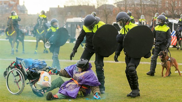 Policisté proti demonstrantům v Amsterdamu nasadili vodní děla i psy. (24. ledna 2021)