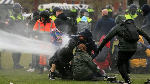 Policist proti demonstrantm v Amsterdamu nasadili vodn dla i psy. (24. ledna 2021)