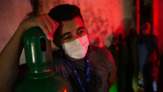 Muž ve městě Manaus v Brazílii drří v rukou kyslíkovou láhev. (15. ledna 2021)