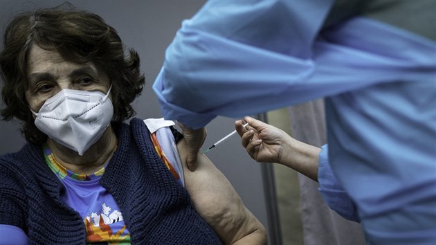 Zdravotníci aplikují vakcínu seniorům v očkovacím centru v Paříži. (25. ledna 2021)
