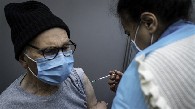 Zdravotníci aplikují vakcínu seniorům v očkovacím centru v Paříži. (25. ledna 2021)
