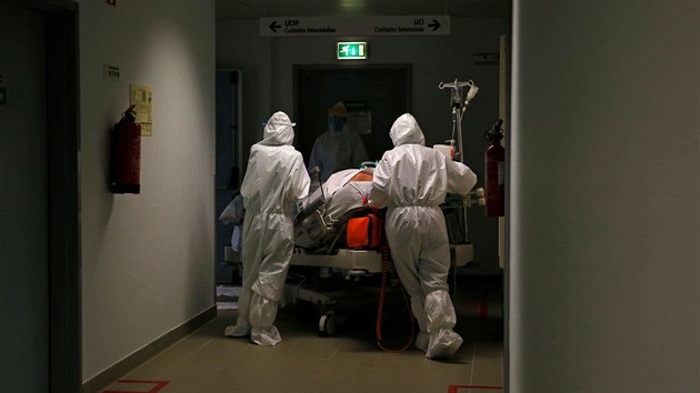 Zdravotníci převážejí pacienta na covidovém oddělení nemocnici v Cascais. (27. ledna 2021)