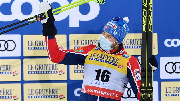 Nor Emil Iversen se raduje z vítězství ve skiatlonu v Lahti.