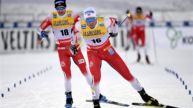 Nor Emil Iversen dobíhá do cíle skiatlonu v Lahti.