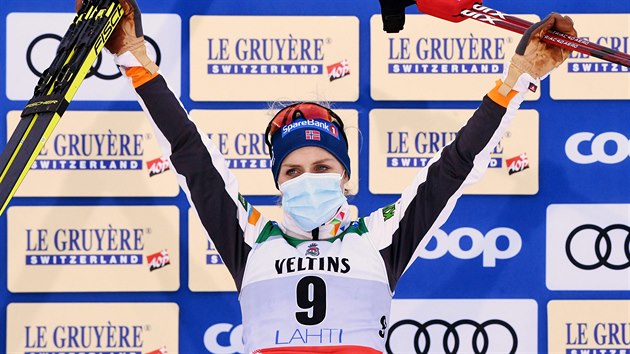 Norka Therese Johaugová se raduje z vítězství ve skiatlonu v Lahti.
