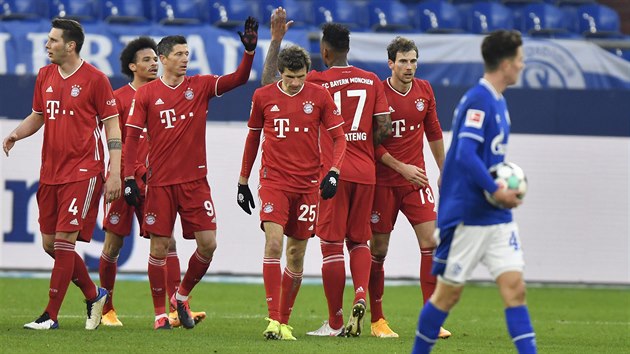 Fotbalisté Bayernu Mnichov se radují ze vstřelené branky proti Schalke.