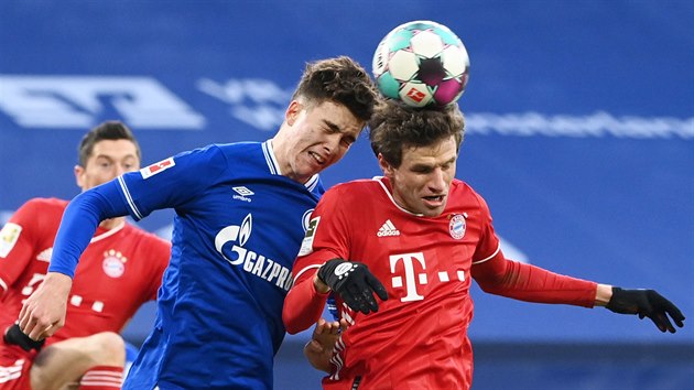 Matthew Hoppe (vlevo) ze Schalke a Thomas Müller z Bayernu v hlavičkovém souboji.