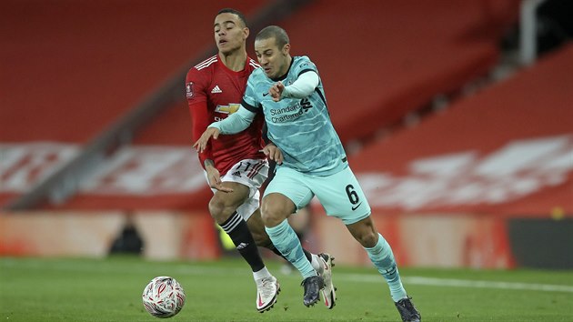 Thiago (vpravo) z Liverpoolu se dere za balonem, zastavit se ho snaží Mason Greenwood z Manchesteru United.