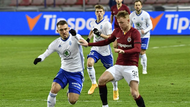 David Doud�ra (uprost�ed vzadu) z Mlad� Boleslavi sleduje souboj p�ed sebou.