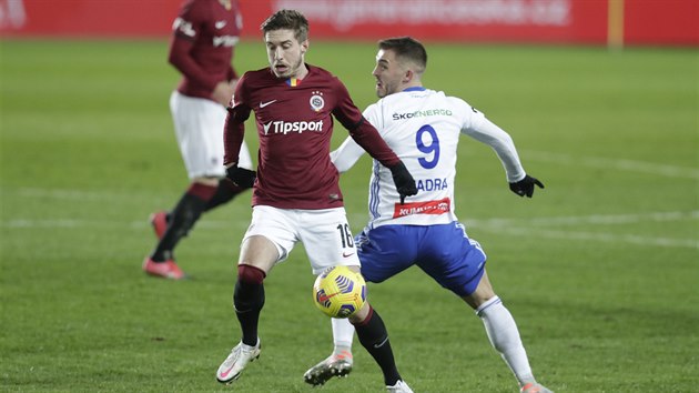 Michal S��ek (vlevo) ze Sparty se sna�� zpracovat balon.