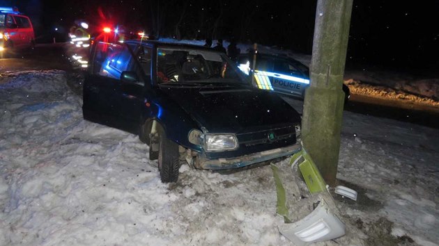 Noční stíhací jízdu řidiče vozu Škoda Felicia a policejní hlídky ukončila až dopravní nehoda.