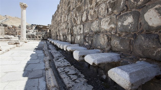 Starověké latriny můžete vidět například v Bejt Še'an v Izraeli.