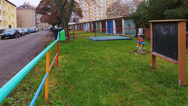 Na sídlišti chybí dětská hřiště pro starší děti i prostory pro trávení volného času dospělých a seniorů, dostatek parkovacích míst nebo cyklostezka.