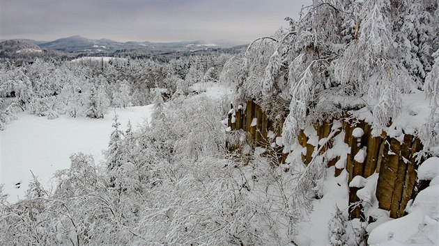 Z hrany čedičového lomu Klučky se otevírá nádherný výhled k severozápadu, směrem k horám Studenec a Javor.