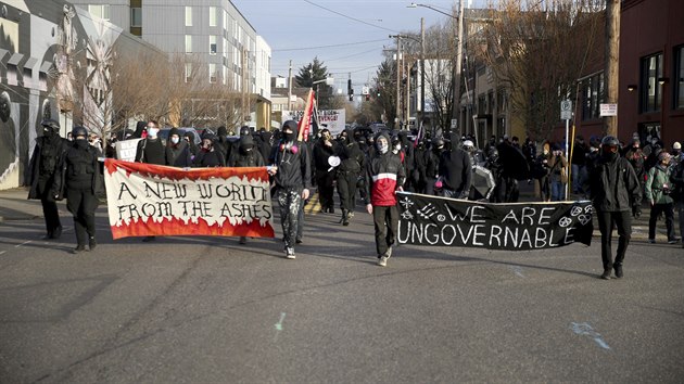 Protivládní a antifašistické skupiny se v západoamerickém Portlandu dostaly do potyčky s policií a poničily sídlo Demokratické strany. Výtržníci protestovali proti uvedení nového prezidenta Joea Bidena do úřadu a požadovali ukončení policejního násilí a imperialismu. (21. ledna 2021)