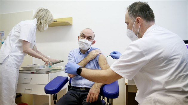 Ministr zdravotnictví Jan Blatný dostal v brněnské fakultní nemocnici druhou dávku vakcíny proti koronaviru způsobující nemoc covid-19 (23. ledna 2021).