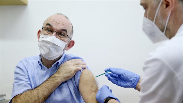 Ministr zdravotnictví Jan Blatný dostal v brněnské fakultní nemocnici druhou dávku vakcíny proti koronaviru způsobující nemoc covid-19 (23. ledna 2021).