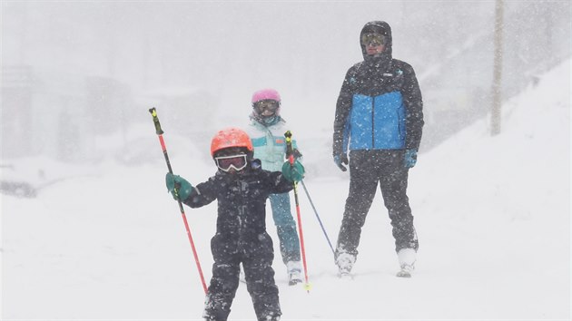 Ve SKI areálu Telnice provozovatelé nespustili v sobotu vleky, přestože lákali lyžaře, že mají dorazit. Lyžaři tak šlapali po svých a sjížděli menší kopce (23. ledna 2021).