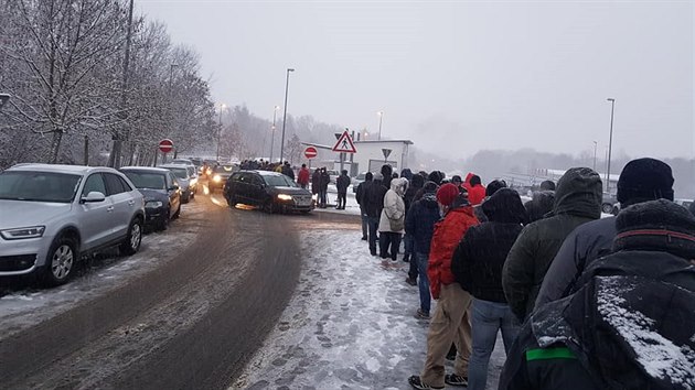 I tři hodiny čekali ráno a dopoledne pendleři na testy u  hranic s Bavorskem (24. ledna 2021)