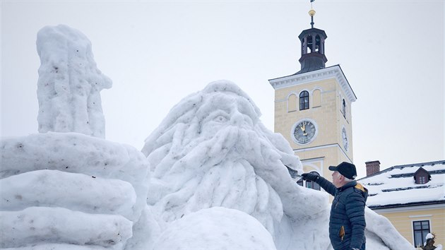 Na náměstí v Jilemnici opět vyrostl obří Krakonoš ze sněhu.