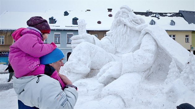 Na náměstí v Jilemnici opět vyrostl obří Krakonoš ze sněhu.