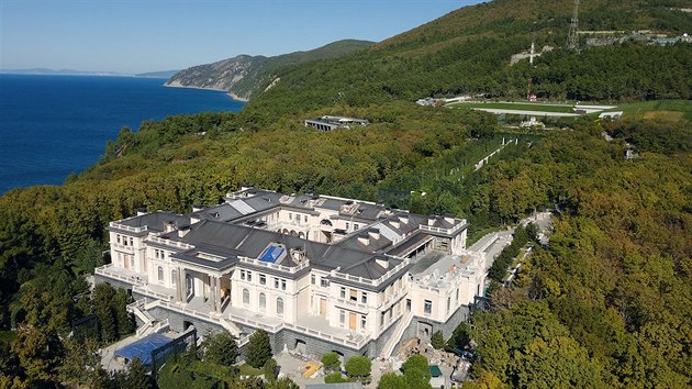Ruský prezident Vladimir Putin vlastní podle opozičního politika Alexeje Navalného luxusní rezidenci na pobřeží Černého moře, jejíž výstavba stála přes 29 miliard korun.