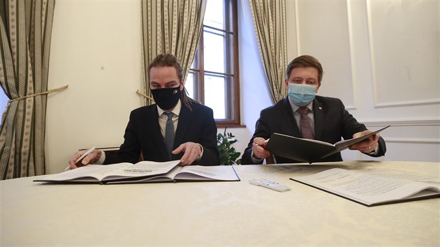Ivan Barto a Vt Rakuan pi podpisu koalin smlouvy Pirt a STAN v Poslaneck snmovn. (21. ledna 2021)
