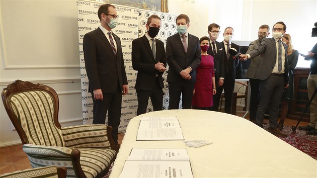 Zástupci Pirátů a STAN při podpisu koaliční smlouvy v Poslanecké sněmovně. (21. ledna 2021)
