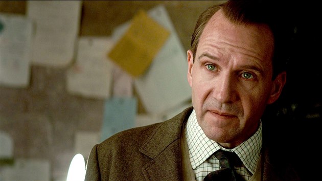 Britský herec Ralph Fiennes ve filmu Kingsman: První mise (2021)