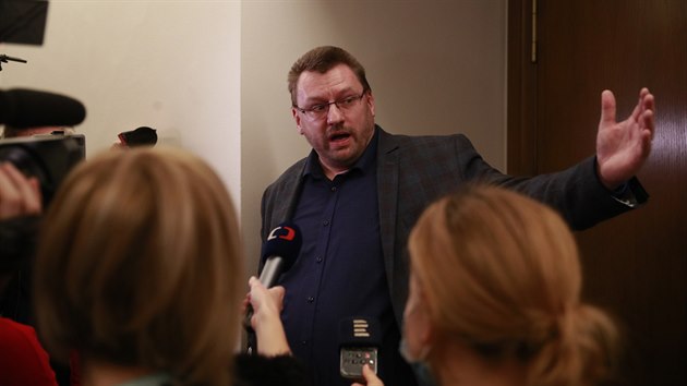Poslanec Lubomír Volný před jednáním sněmovního Mandátového a imunitního výboru. (26. ledna 2021)
