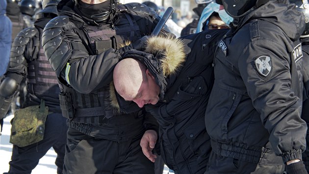 Ruští policisté zasahují proti demonstrantům, kteří vyjadřují podporu zadrženému opozičnímu předákovi Alexeji Navalnému. (23. ledna 2021)