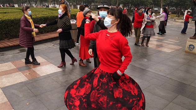 Obyvatelé Wu-chanu tančí na ulici. Metropole, kde vypukla pandemie koronaviru, si připomíná rok od uzavření Wu-chanu. (23. ledna 2021)