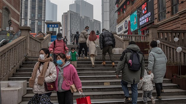 Běžný život ve Wu-chanu. Metropole, kde vypukla pandemie koronaviru, si připomíná rok od uzavření Wu-chanu. (23. ledna 2021)
