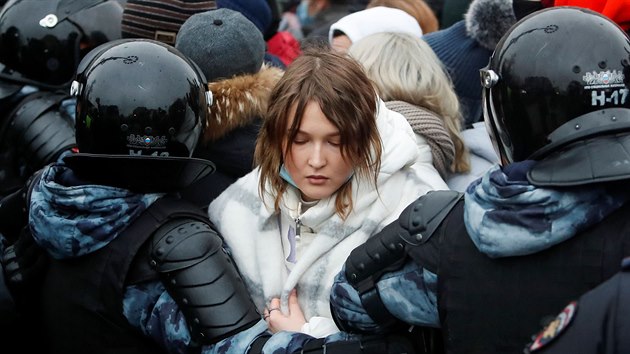 Ruští policisté zasahují proti demonstrantům, kteří vyjadřují podporu zadrženému opozičnímu předákovi Alexeji Navalnému. (23. ledna 2021)