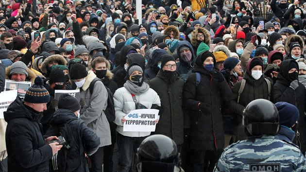 Rut policist zasahuj proti demonstrantm, kte vyjaduj podporu zadrenmu opozinmu pedkovi Alexeji Navalnmu. (23. ledna 2021)