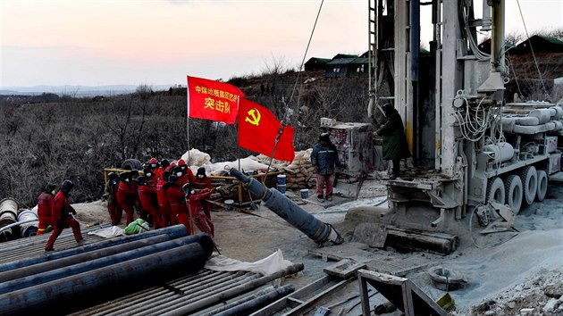 Záchranářské práce po výbuchu ve zlatém dole v provincii Šan-tung na východě Číny. Dvě desítky horníků zůstaly uvězněny v podzemí. (19. ledna 2021)