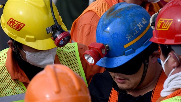 Záchranáři vyzvedávají jednoho z horníků, kteří po výbuchu ve zlatém dole v provincii Šan-tung zůstali uvězněni v podzemí. (24. ledna 2021)