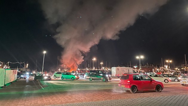 Nizozemská mládež v rámci protestů proti koronavirovým omezením zapálila středisko pro testy na covid-19. (23. ledna 2021)