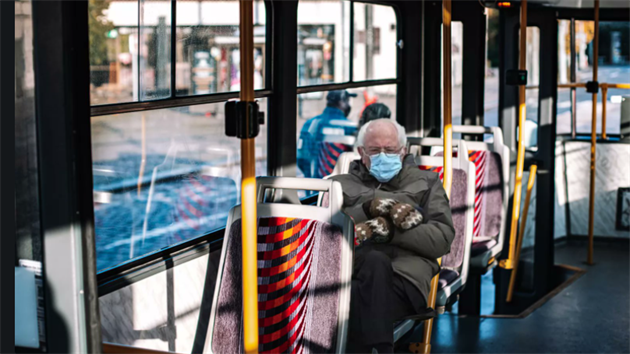 Bernie Sanders v pražské tramvaji.