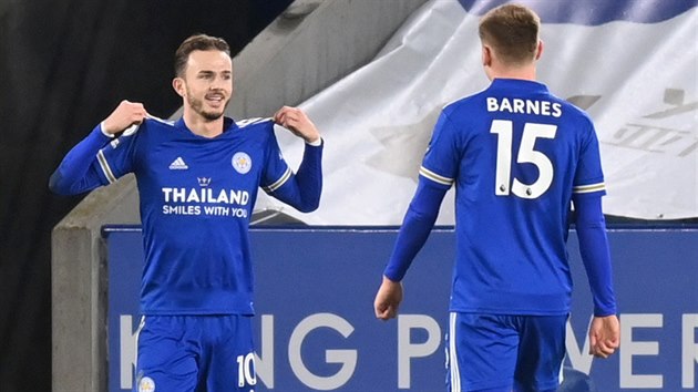 James Maddison a Harvey Barnes z Leicesteru slaví druhý gól v utkání s Chelsea.