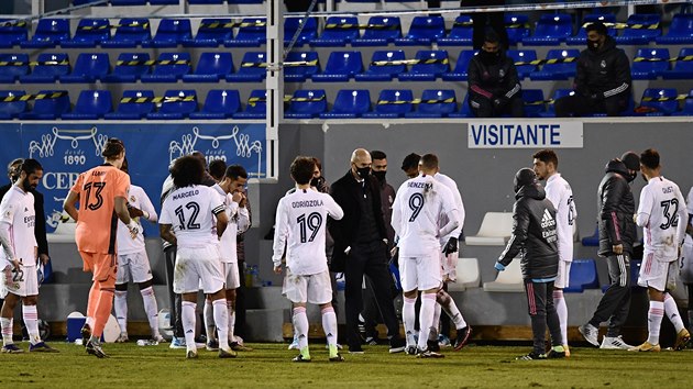 Fotbalisté Realu Madrid před začátkem prodloužení pohárového duelu s Alcoyanem.