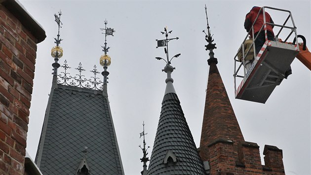 Zámek v Hradci nad Moravicí na Opavsku po více než půlstoletí opět zdobí korouhve.