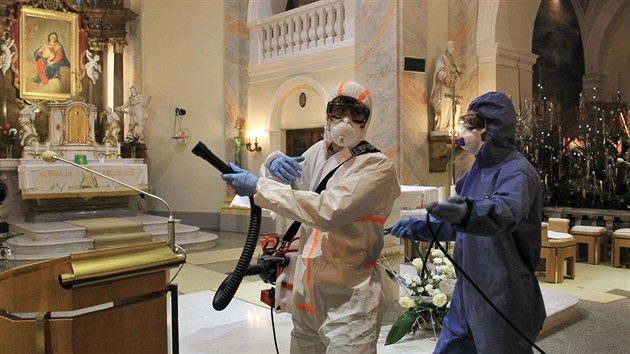 Dobrovolní hasiči z Bolatic na Opavsku pravidelně dezinfikují aktivním stříbrem prostory místního kostela sv. Stanislava.