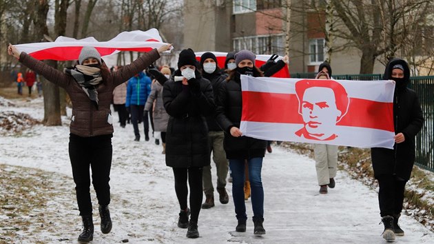 Bělorusové ve svých protestech proti prezidentovi Alexandru Lukašenkovi pokračují kruté zimě navzdory. (13. prosince 2020)
