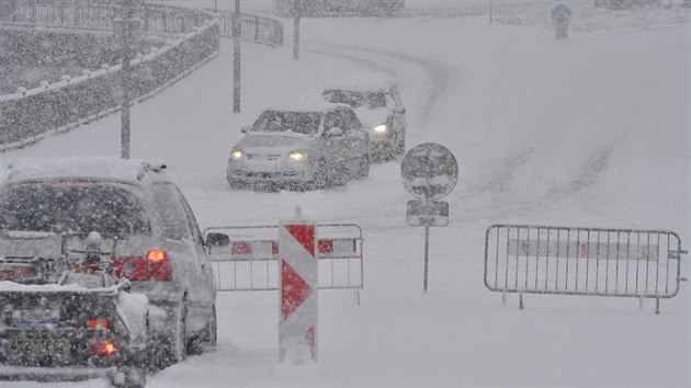 V Karlových Varech hustě chumelí, sněžení komplikuje dopravu na silnicích. (26. ledna 2021)