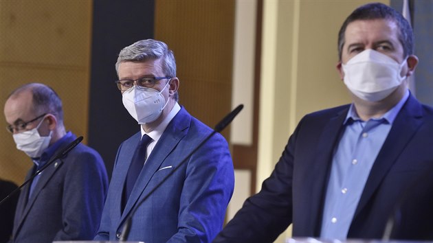 Vicepremiéři Jan Hamáček, Karel Havlíček a ministr zdravotnictví Jan Blatný vystoupili na tiskové konferenci po mimořádném jednání vlády.